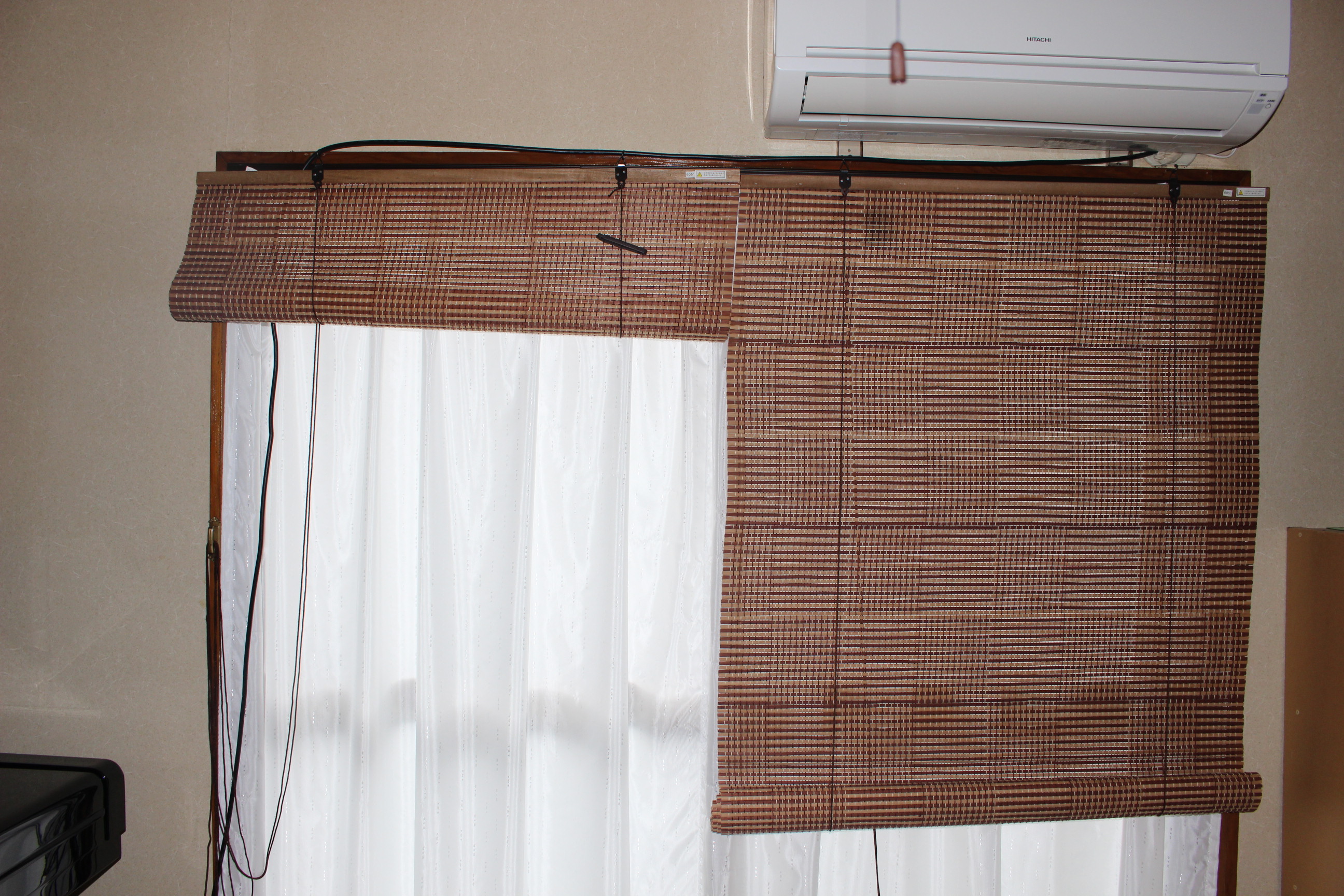 わが家の和室。和風の暖簾（こちらもニトリ製品）の下に、ニトリのレースカーテンをかます。